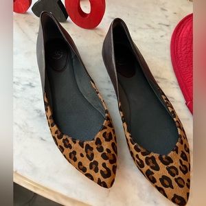 EUC two toned, leopard print pointy toed Johnston and Murphy flats
